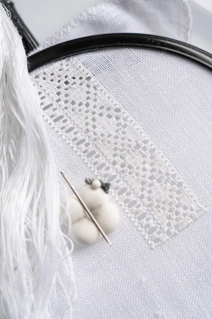 Zbliżenie haftu na lnianym materiale