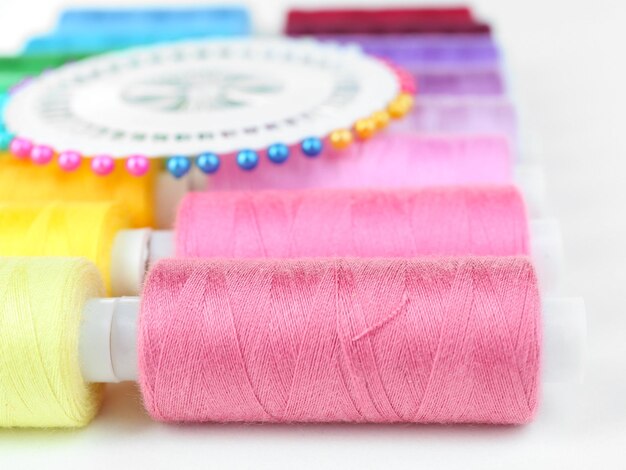 Kolorowe nici i igły ułożone artystycznie